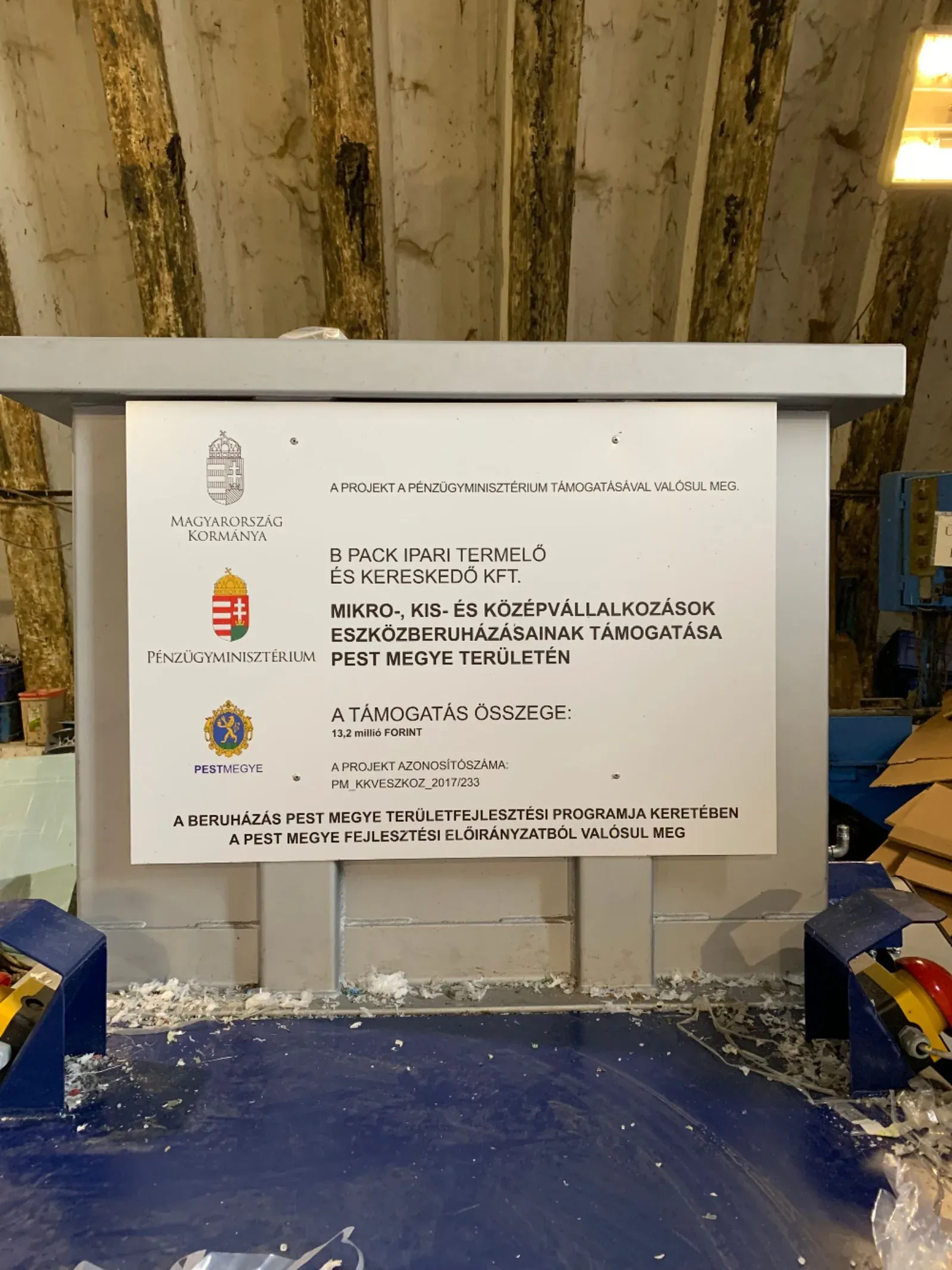 Pályázati projekttábla a telephelyen.