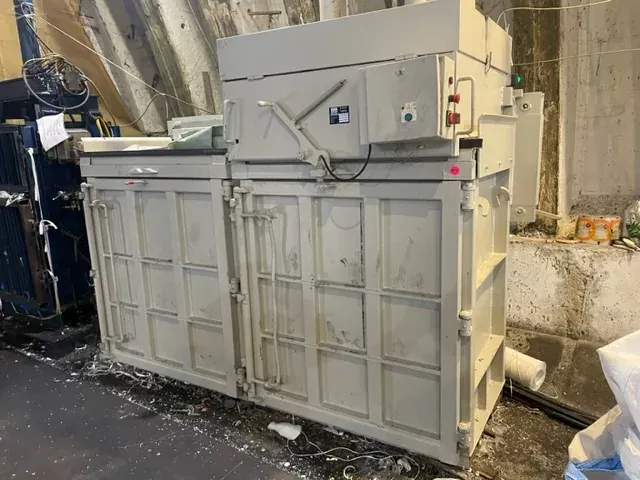 Tömörítő konténer a feldolgozási területen.