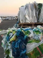 Beérkező műanyaghulladék kültéri tárolásra előkészítve.
